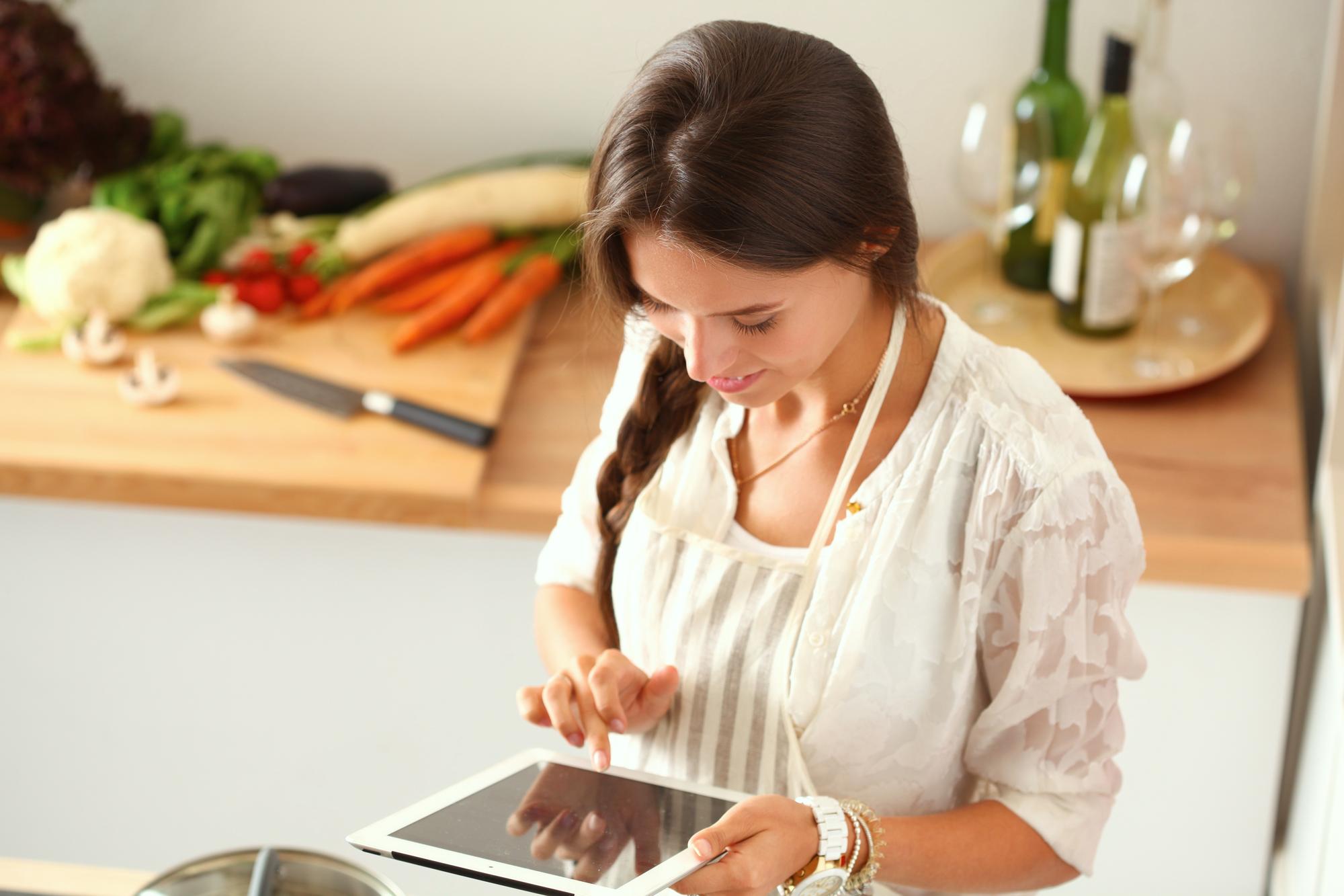 Studente che segue una lezione online con tablet